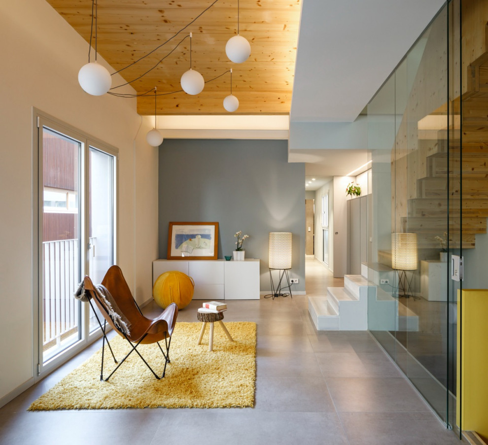 Пример оригинального дизайна: открытая, серо-белая гостиная комната среднего размера в скандинавском стиле с белыми стенами, полом из керамогранита, серым полом, деревянным потолком, деревянными стенами и ковром на полу