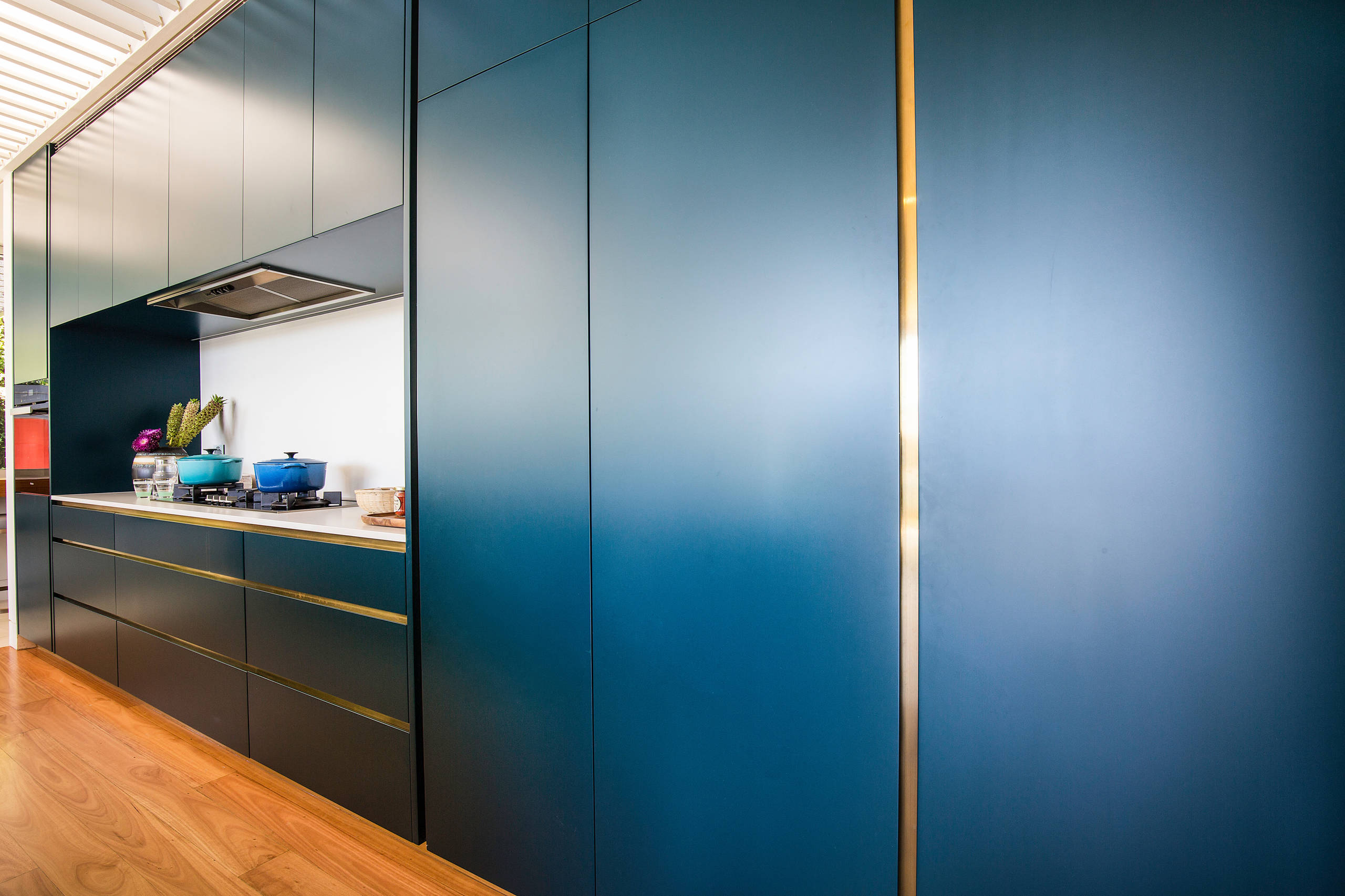 KITCHEN WITH BRASS FINGER PULL