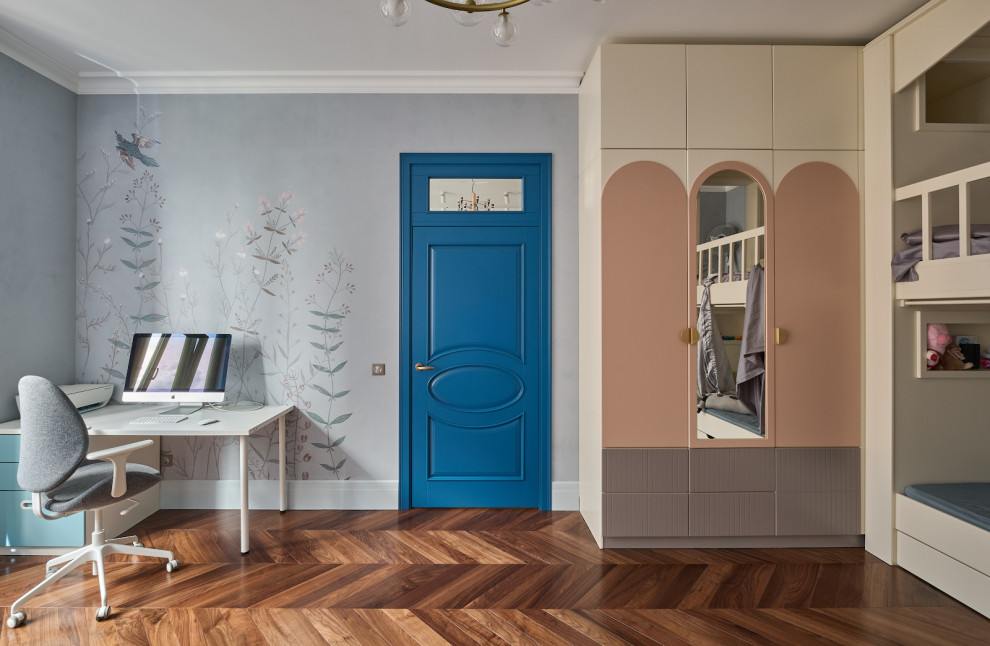 Классические двери ярко-синего цвета