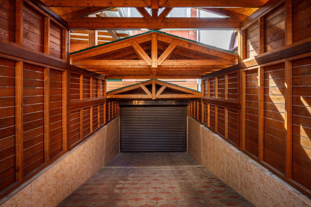 Заезд в гараж. Навес из натурального дерева.