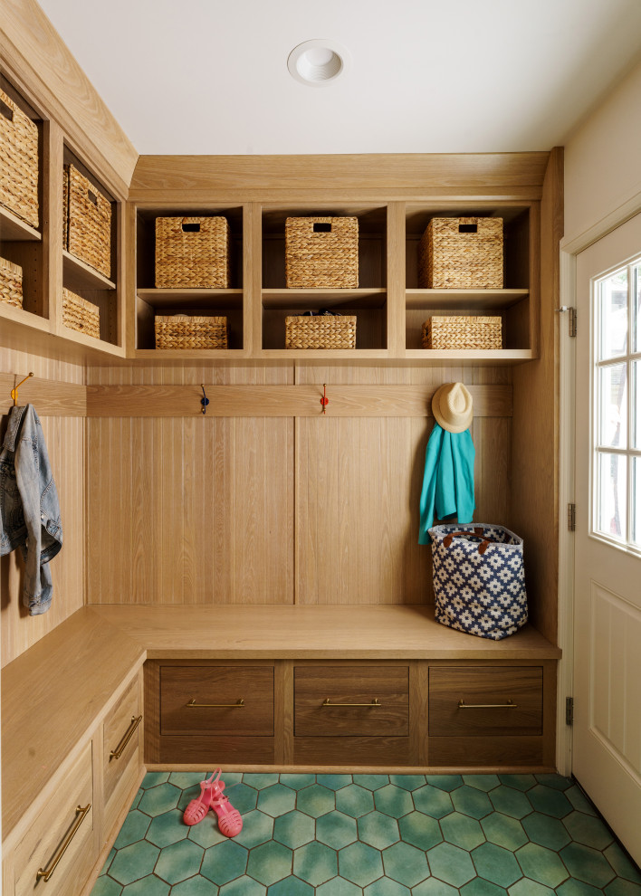 Example of a transitional entryway design in Kansas City