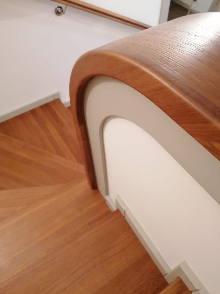 Облицовка лестницы между стен