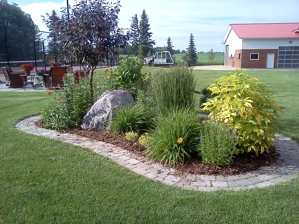 Design ideas for a rustic landscaping in Calgary.