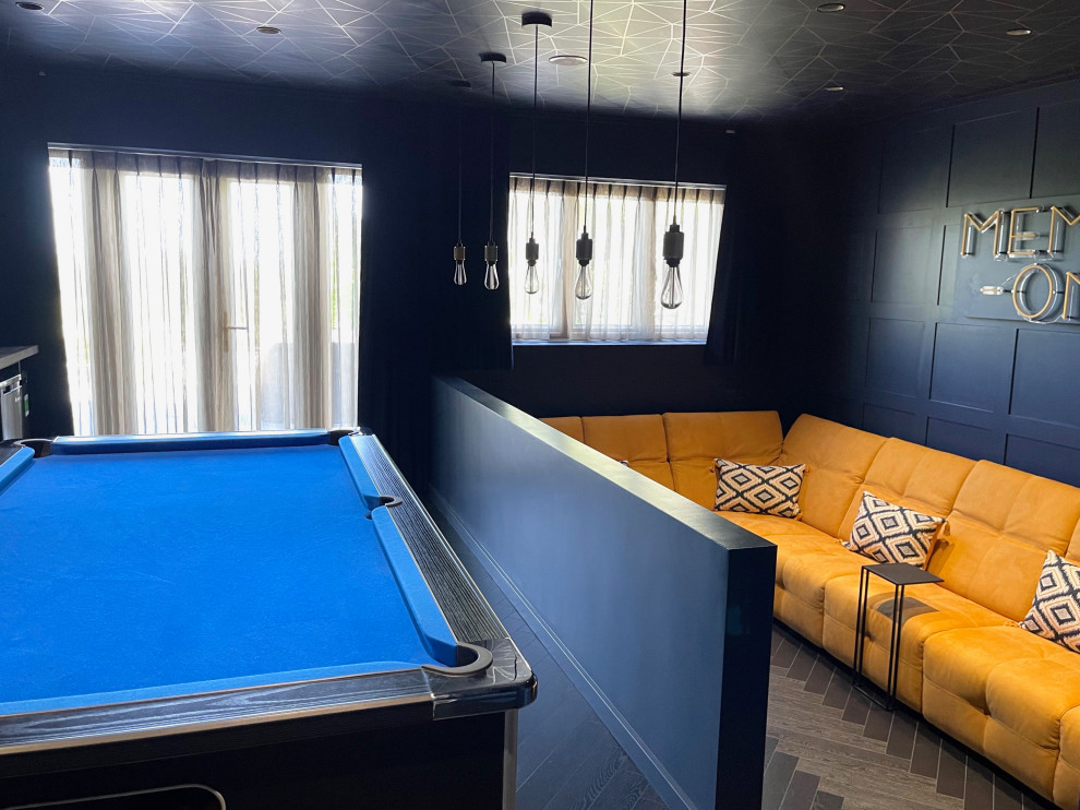 Idées déco pour une petite salle de séjour moderne ouverte avec un bar de salon, un mur bleu, sol en stratifié, un téléviseur fixé au mur, un sol noir, un plafond en papier peint et du lambris.