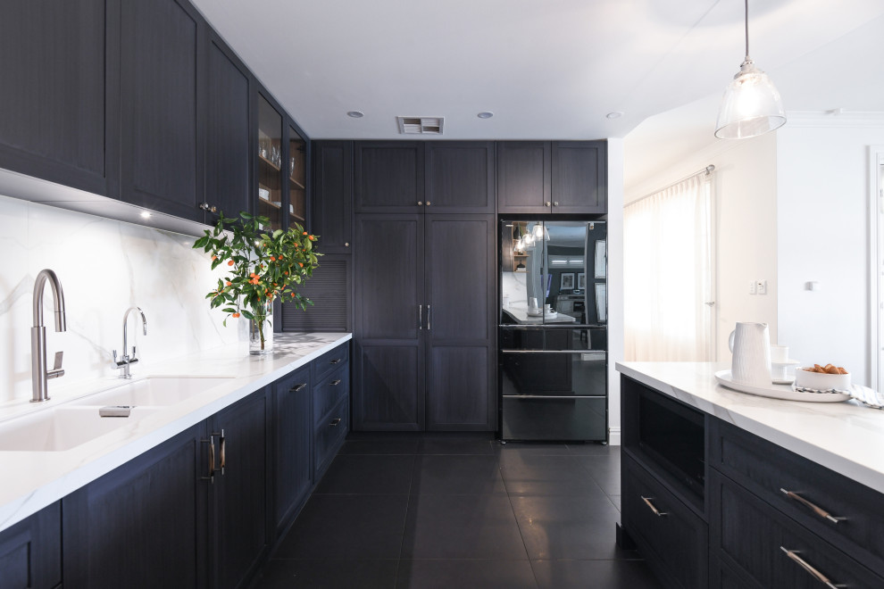 Inspiration för små moderna u-kök, med en undermonterad diskho, skåp i shakerstil, blå skåp, stänkskydd i porslinskakel, svarta vitvaror, klinkergolv i porslin, en halv köksö och svart golv