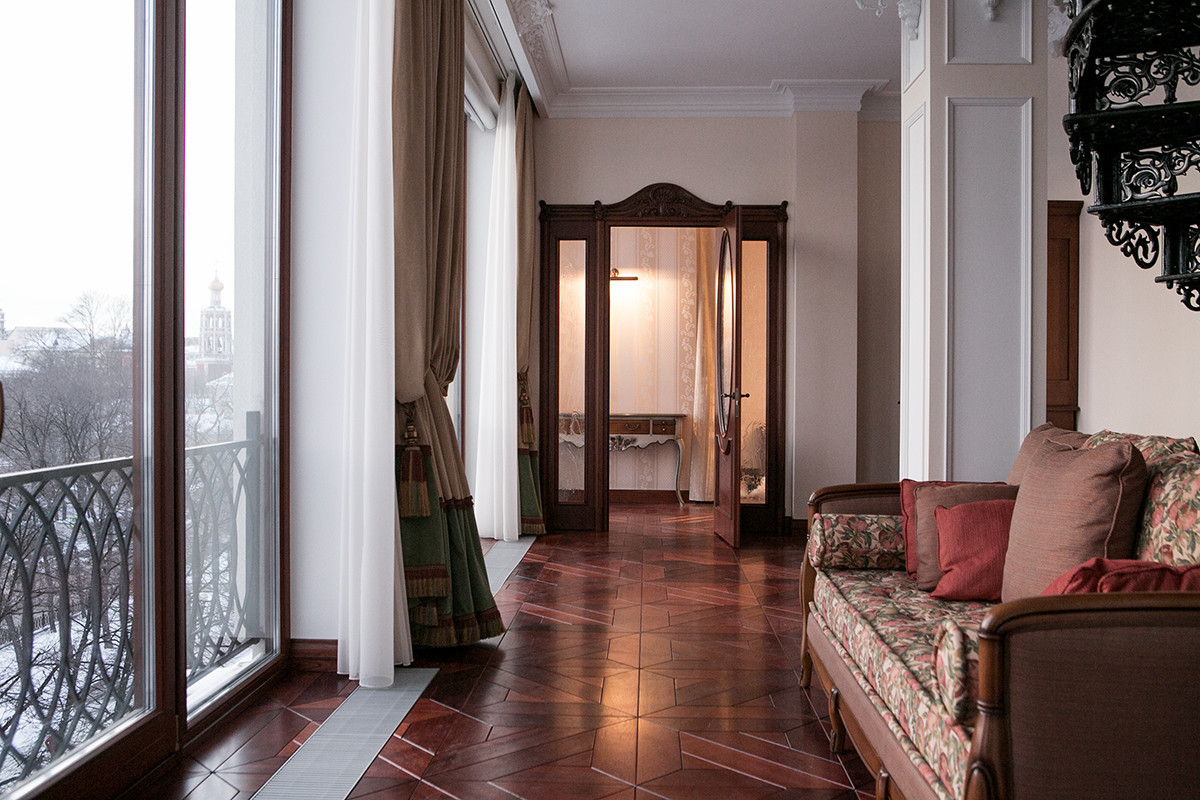 Межкомнатные двери из массива вишни