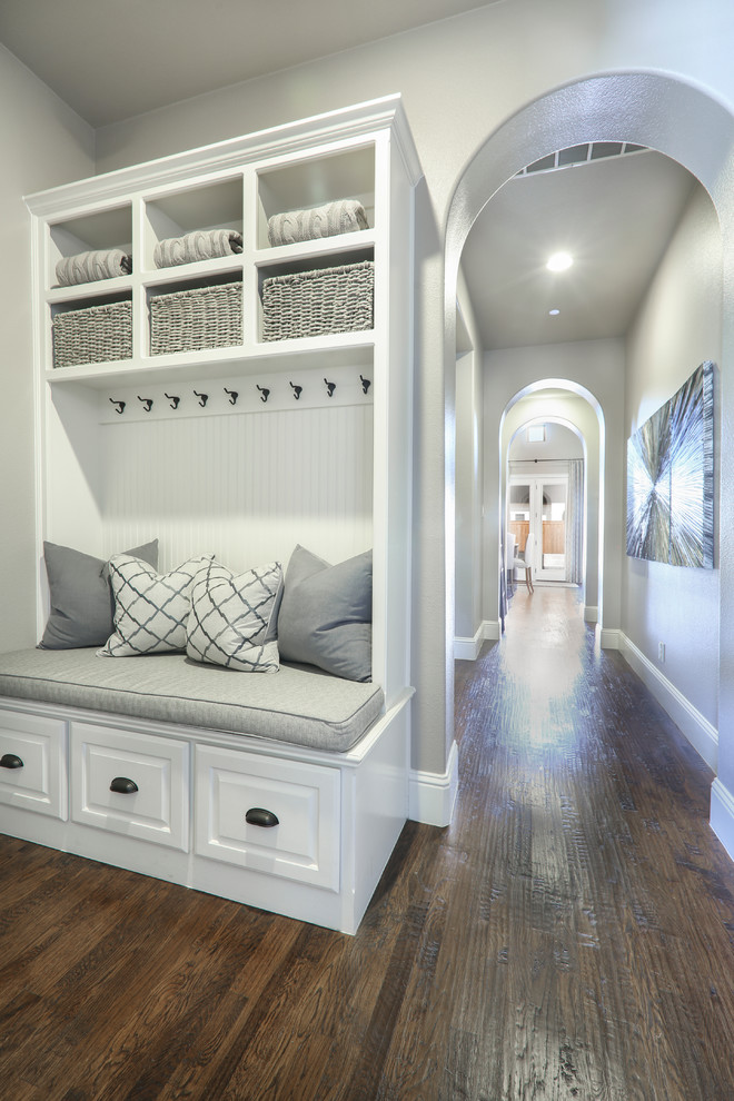 Photo of a transitional hallway in Dallas.