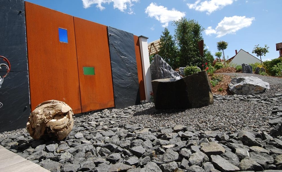 Geometrische, Große Moderne Pflanzenwand im Sommer, hinter dem Haus mit direkter Sonneneinstrahlung und Natursteinplatten in Frankfurt am Main