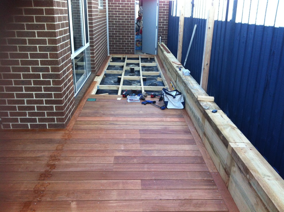 Design ideas for a large contemporary deck in Melbourne.
