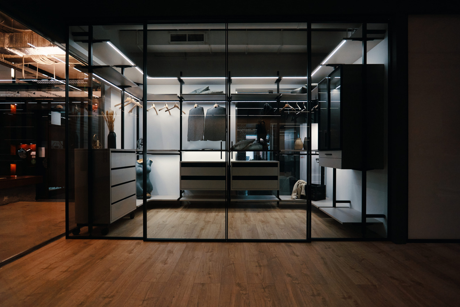 Гардеробная система UNO raumplus с раздвижными подвесными дверьми