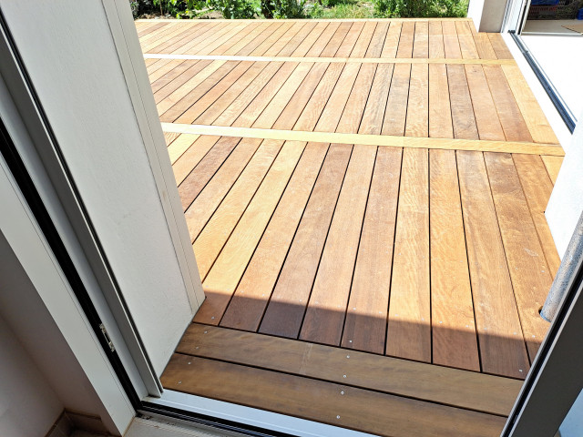 Terrasses en bois exotique &agrave; Nantes contemporary-deck