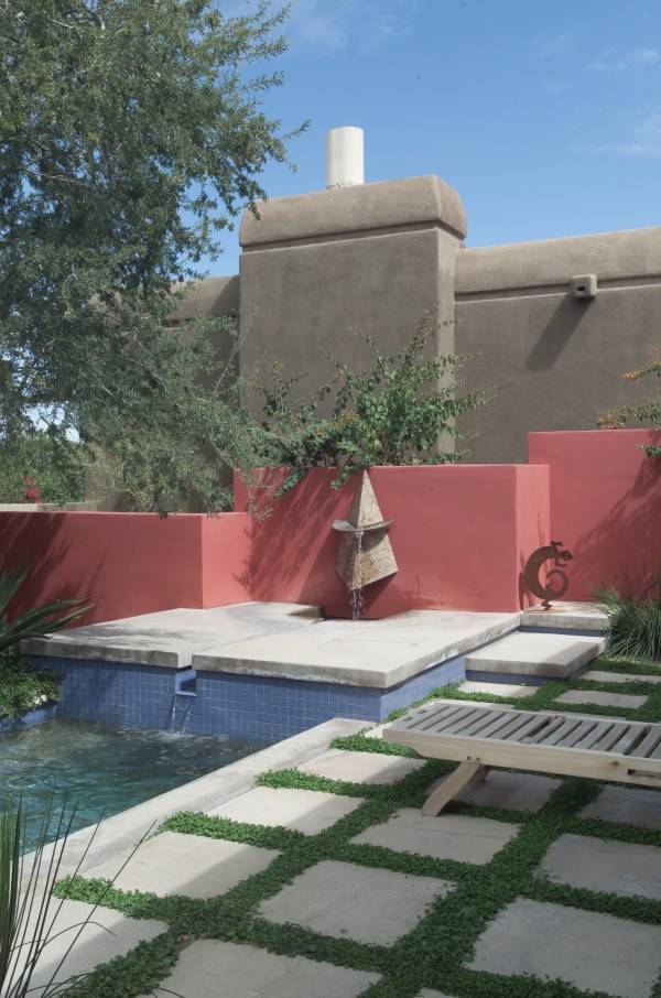 This is an example of a contemporary landscaping in Phoenix.