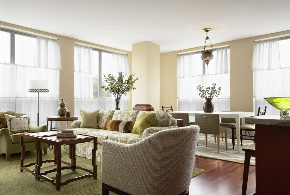 Стильный дизайн: изолированная гостиная комната среднего размера в стиле неоклассика (современная классика) - последний тренд
