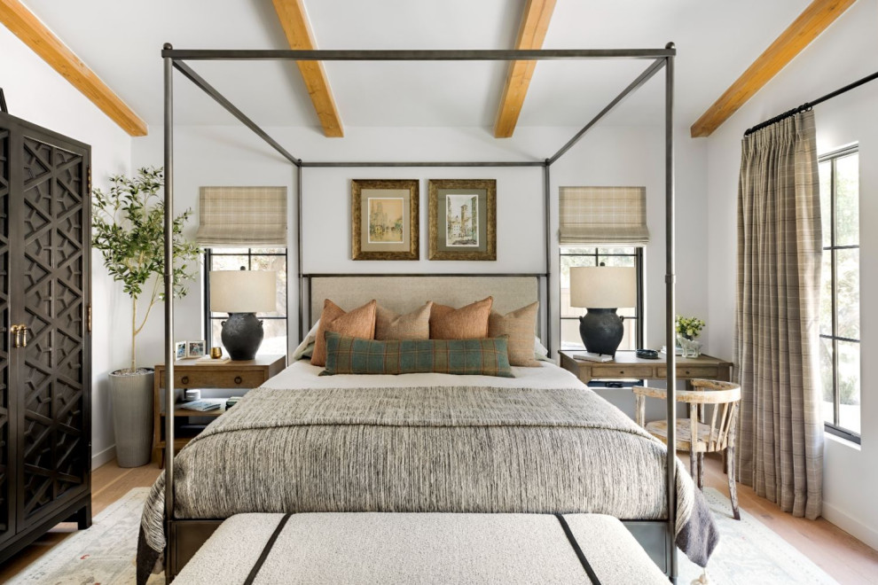 Пример оригинального дизайна: хозяйская спальня среднего размера в стиле кантри с белыми стенами и паркетным полом среднего тона без камина