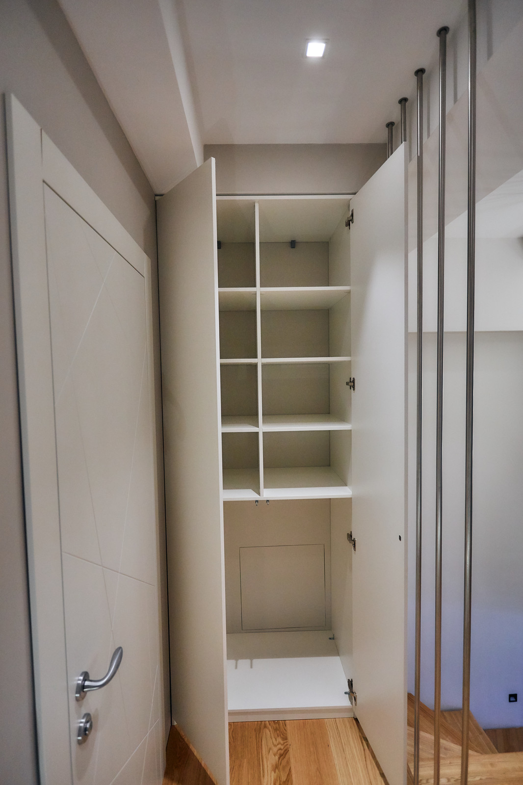 Шкаф хозяйственный raumplus