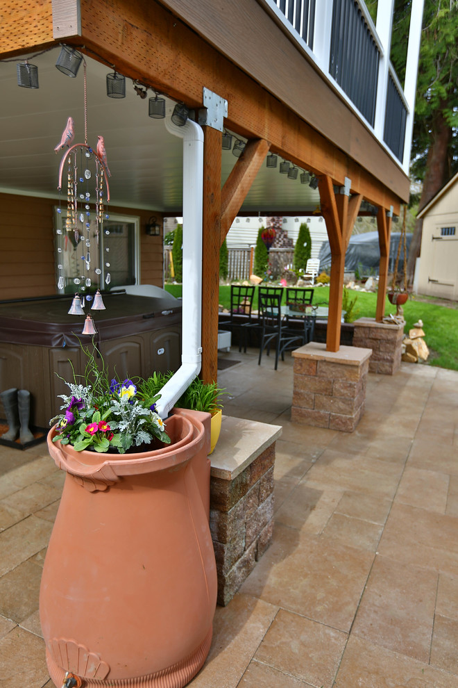 Example of a mountain style deck design in Seattle