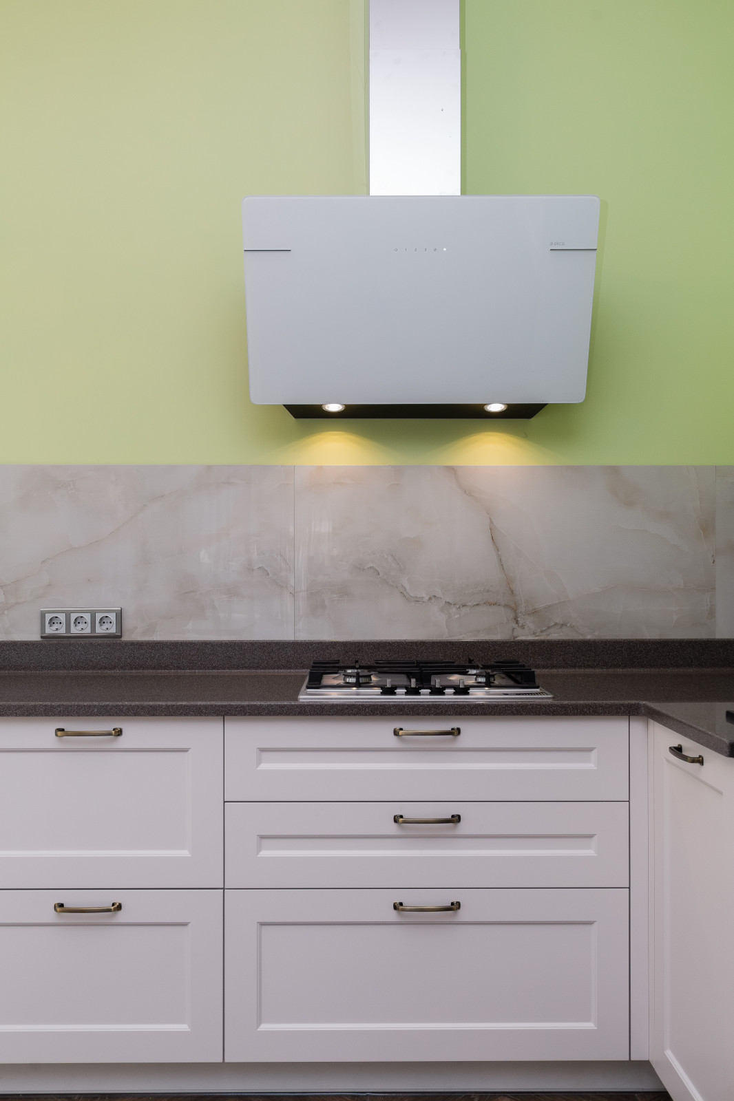 Кухня с островом и каменной столешницей