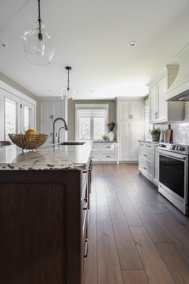 Transitional kitchen photo in Toronto