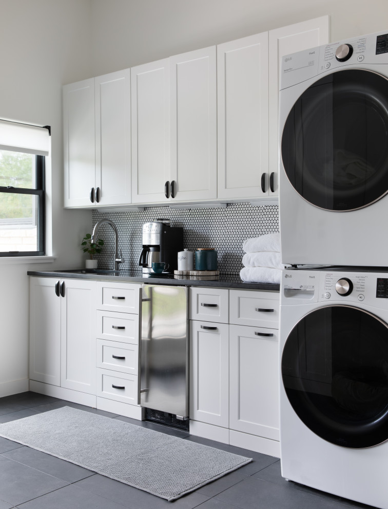 Foto di una lavanderia multiuso moderna con ante in stile shaker e ante bianche