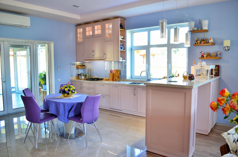 Exempel på ett stort lantligt flerfärgad flerfärgat kök, med en undermonterad diskho, luckor med upphöjd panel, vita skåp, bänkskiva i kvarts, blått stänkskydd, svarta vitvaror, klinkergolv i porslin, en halv köksö och flerfärgat golv
