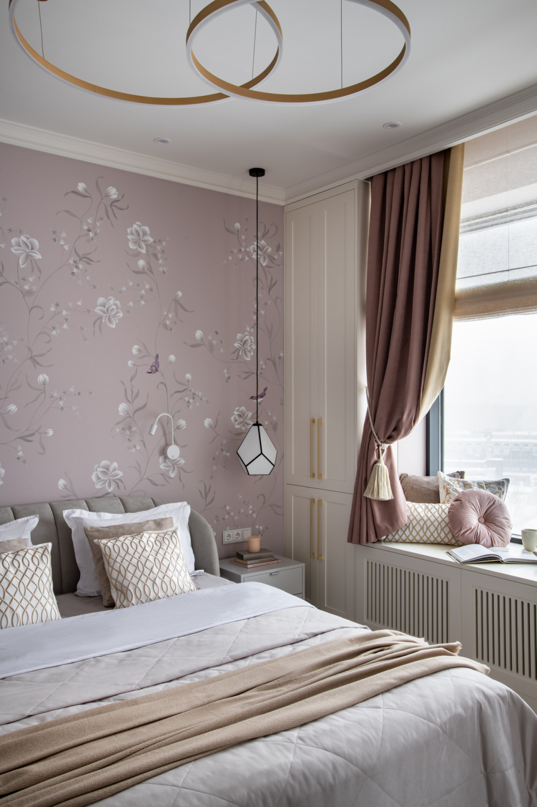 Журнал «Идеи Вашего Дома» назвал этот интерьер «обволакивающий уютом»