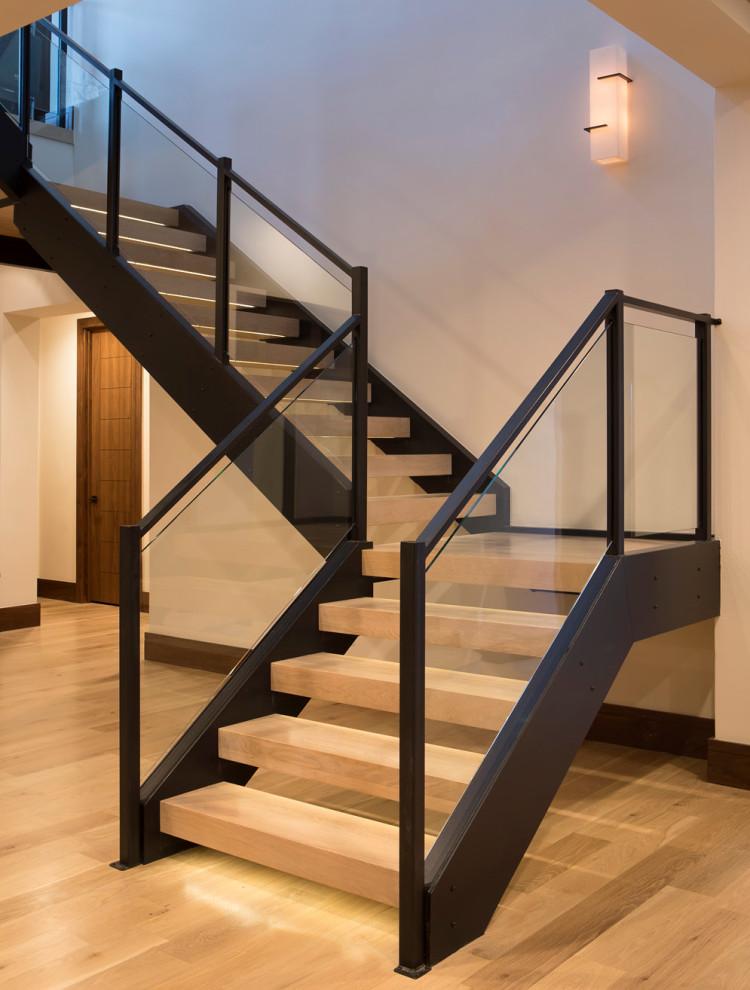 Стильный дизайн: угловая деревянная лестница среднего размера в современном стиле с стеклянными перилами - последний тренд