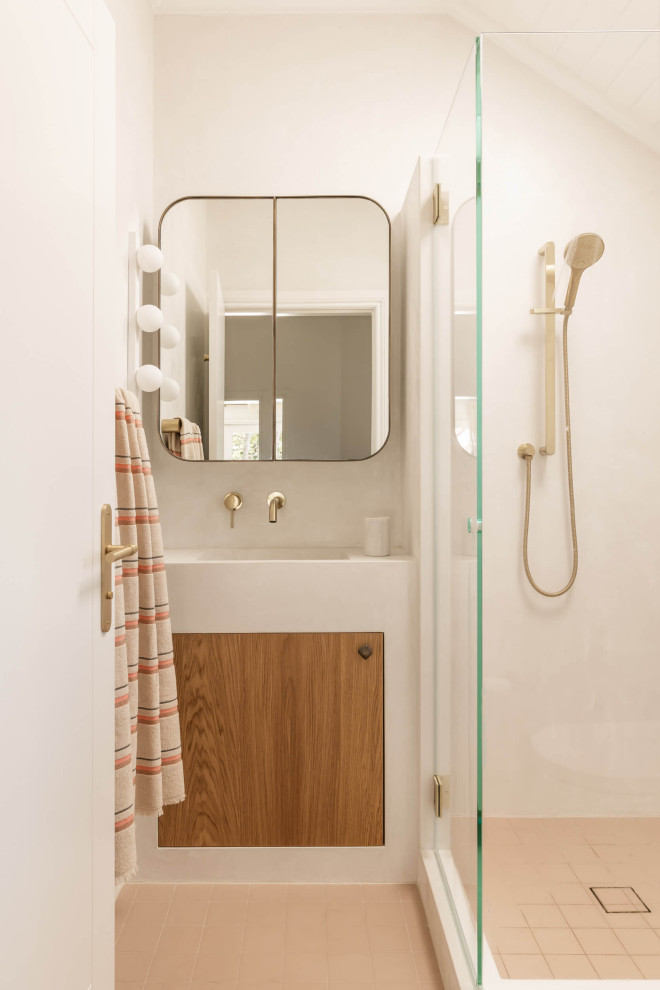 Diseño de cuarto de baño único, a medida y abovedado mediterráneo con armarios con paneles lisos, puertas de armario de madera oscura, ducha esquinera, paredes blancas, aseo y ducha, lavabo bajoencimera y suelo beige