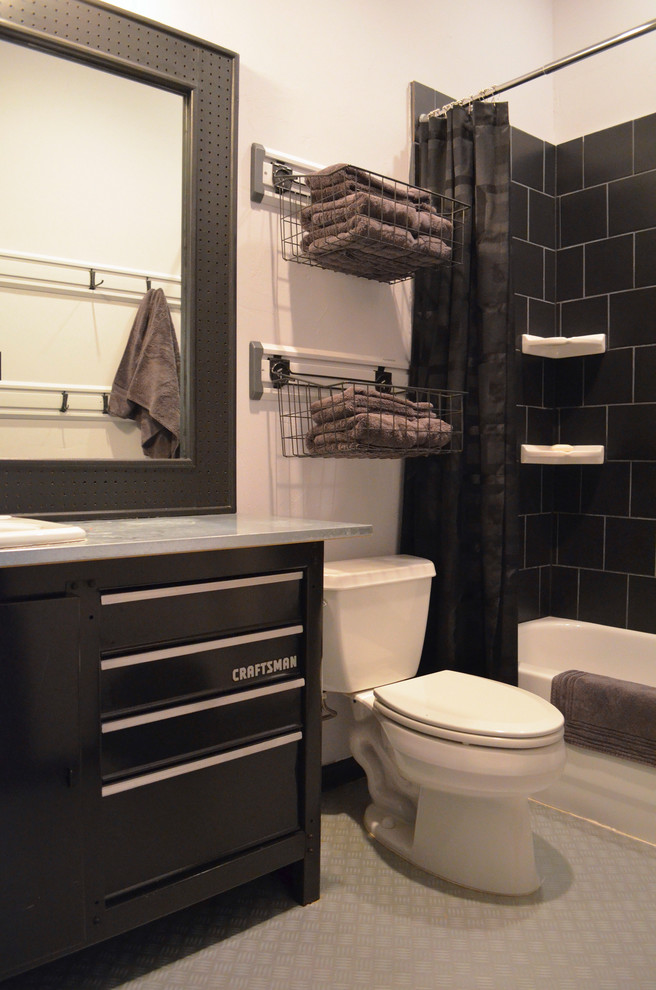 Alcove bathtub - contemporary alcove bathtub idea in Dallas