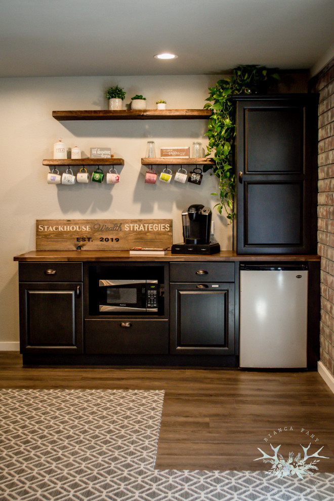 Inspiration for a rustic home design remodel in Phoenix