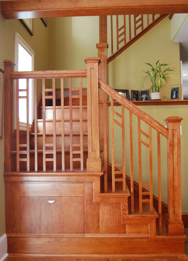 Mid-sized traditional wood u-shaped staircase in Philadelphia with wood risers.
