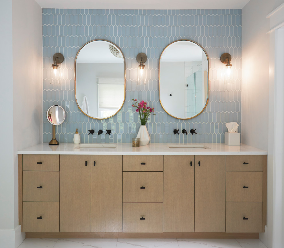 Пример оригинального дизайна: большая главная ванная комната в стиле модернизм с плоскими фасадами, бежевыми фасадами, синей плиткой, керамической плиткой, врезной раковиной, столешницей из кварцита, белой столешницей, тумбой под две раковины, встроенной тумбой, серыми стенами, полом из керамической плитки и разноцветным полом