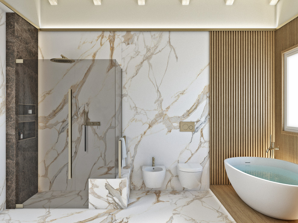 Стильный дизайн: маленькая ванная комната в современном стиле с стеклянными фасадами, бежевыми фасадами, отдельно стоящей ванной, душем без бортиков, инсталляцией, белой плиткой, керамогранитной плиткой, бежевыми стенами, полом из керамогранита, душевой кабиной, монолитной раковиной, мраморной столешницей, белым полом, душем с распашными дверями, коричневой столешницей, сиденьем для душа, тумбой под одну раковину, подвесной тумбой, балками на потолке и панелями на стенах для на участке и в саду - последний тренд