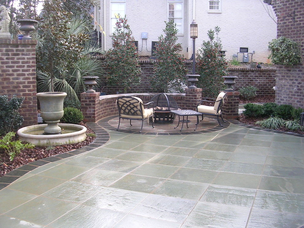 Design ideas for an eclectic patio in Richmond.