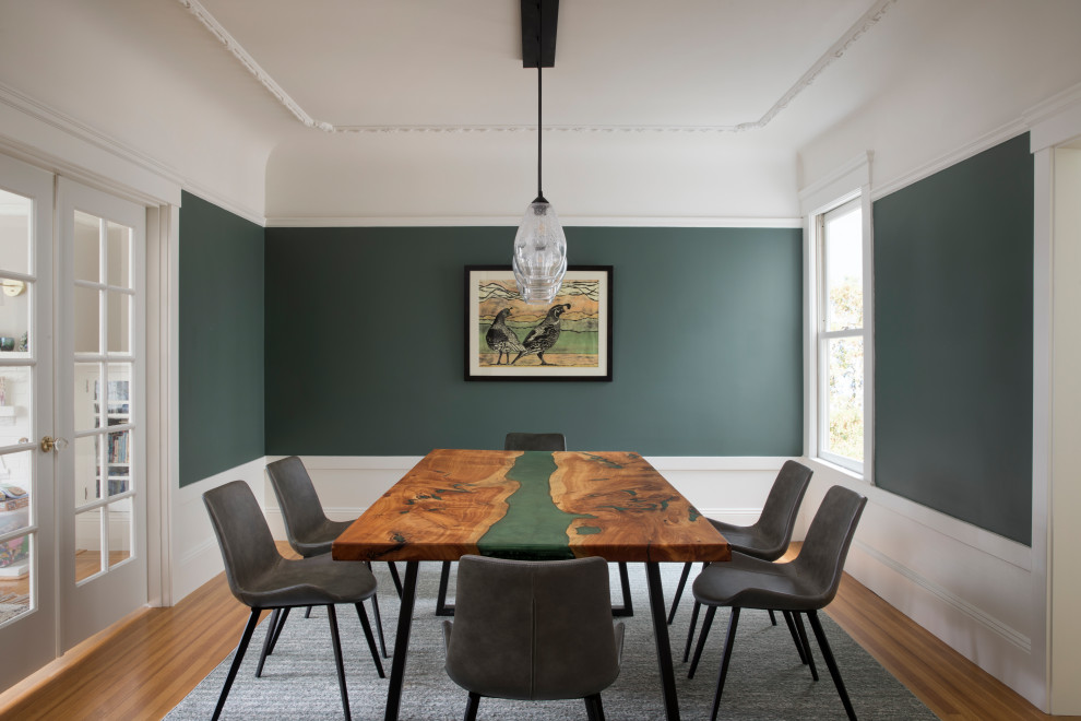 Idéer för mellanstora funkis kök med matplatser, med grå väggar, mellanmörkt trägolv och flerfärgat golv