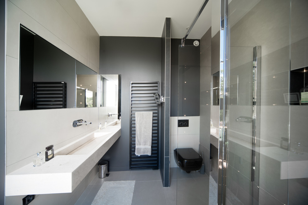 Design ideas for a modern master bathroom in Lyon.
