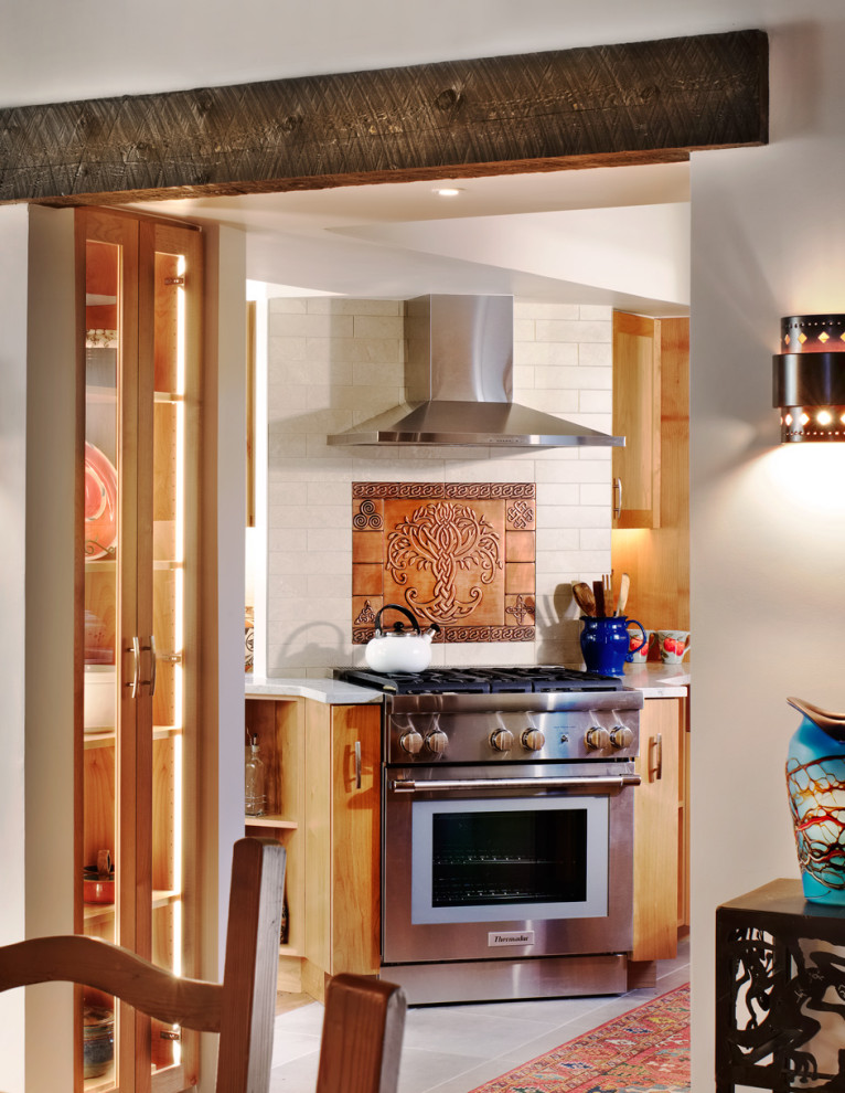 Foto på ett litet amerikanskt flerfärgad kök, med en rustik diskho, luckor med infälld panel, skåp i mellenmörkt trä, bänkskiva i kvarts, vitt stänkskydd, stänkskydd i porslinskakel, rostfria vitvaror, klinkergolv i porslin och beiget golv