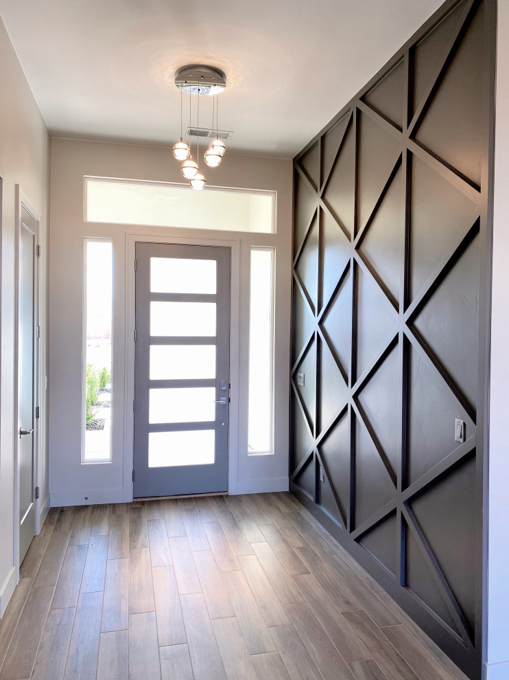 Idee per una porta d'ingresso minimalista con pareti grigie, pavimento con piastrelle in ceramica, una porta nera, pavimento marrone, soffitto a cassettoni e pareti in legno