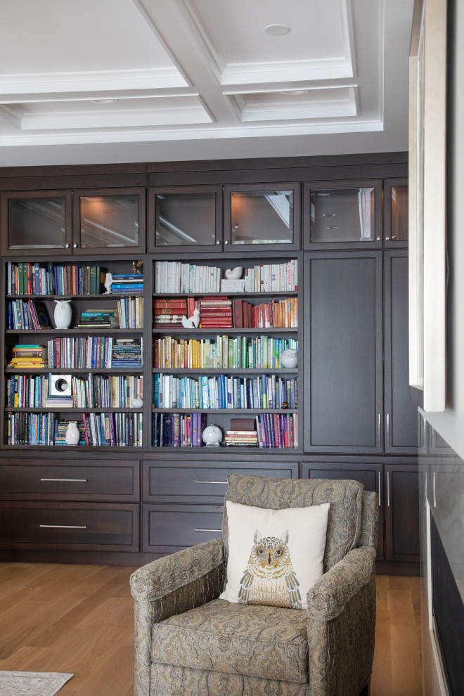 Imagen de despacho blanco tradicional grande con biblioteca, paredes beige, suelo de madera en tonos medios, escritorio independiente y vigas vistas
