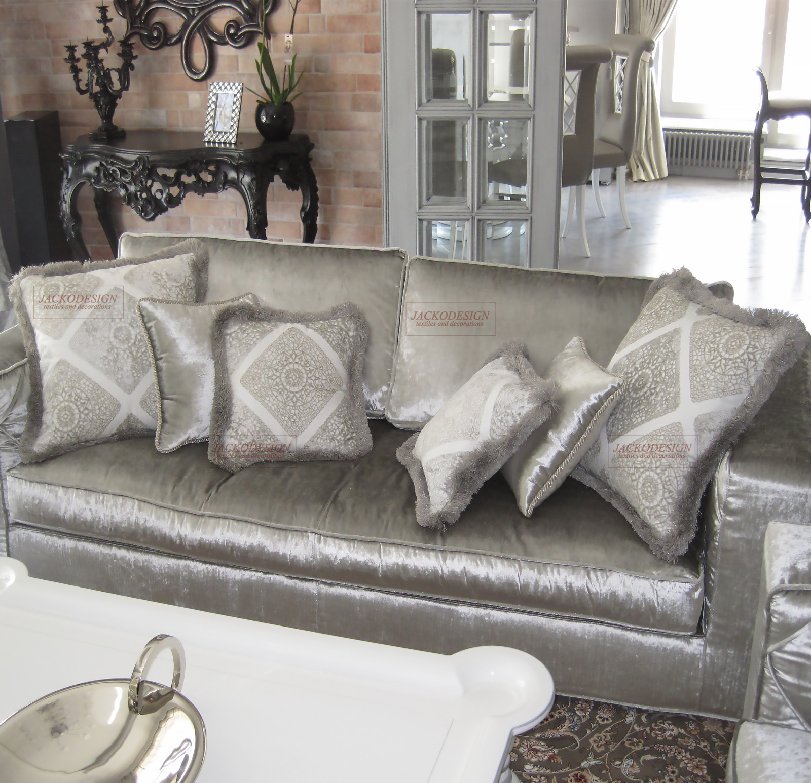 Декоративные подушки для дивана гостиной