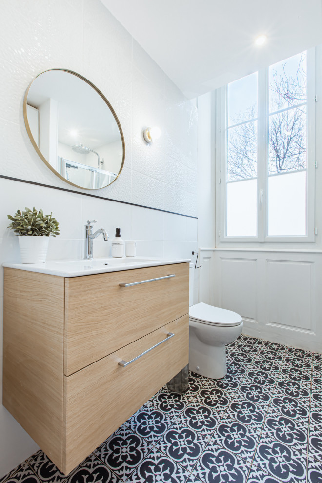 Cette image montre une petite salle d'eau vintage avec carreaux de ciment au sol et meuble-lavabo encastré.