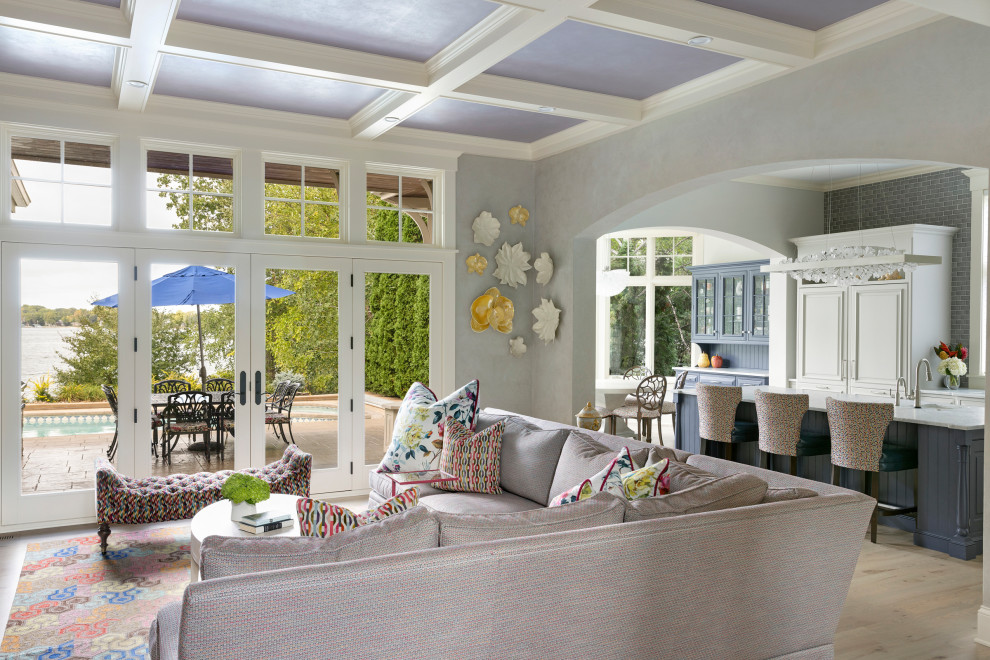 Réalisation d'une salle de séjour tradition avec un mur gris, parquet clair, un sol beige et un plafond à caissons.
