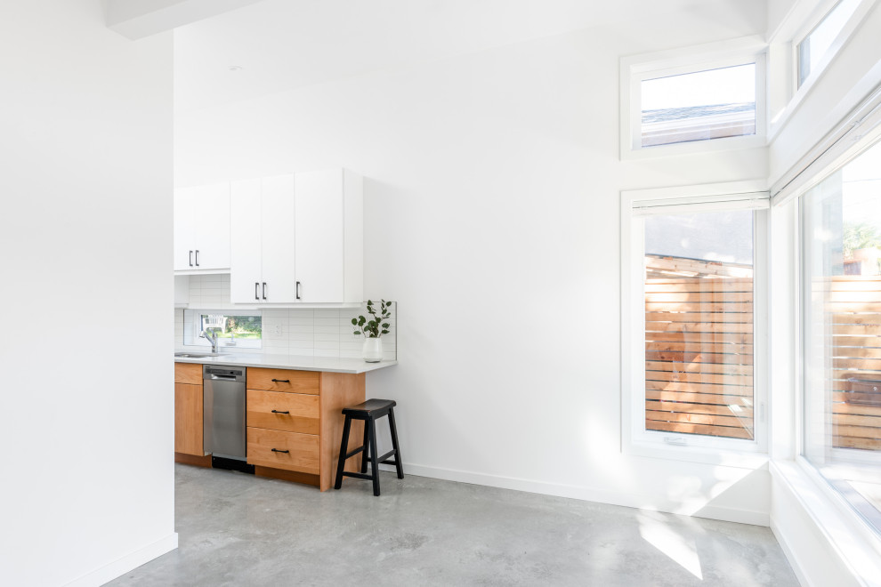 Inredning av ett modernt litet separat vardagsrum, med vita väggar, betonggolv och grått golv