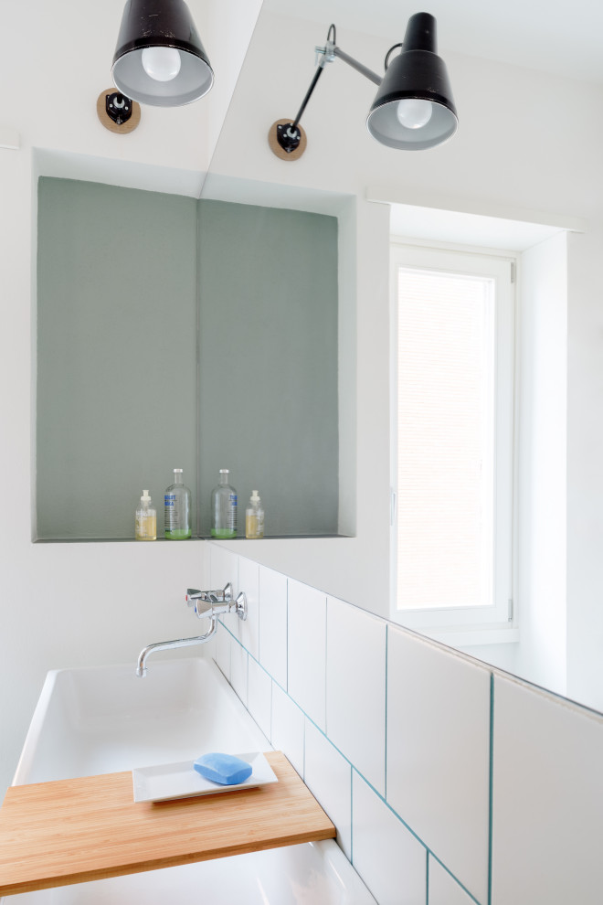 Пример оригинального дизайна: главная ванная комната среднего размера в стиле модернизм с белой плиткой, керамогранитной плиткой, белыми стенами, мраморным полом, зеленым полом и напольной тумбой