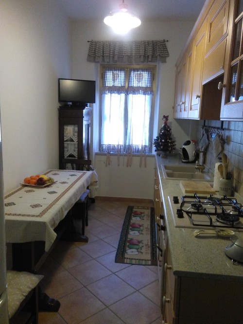 Come completare la parete in cucina: help me!!! Tavolo da muro colore scuro