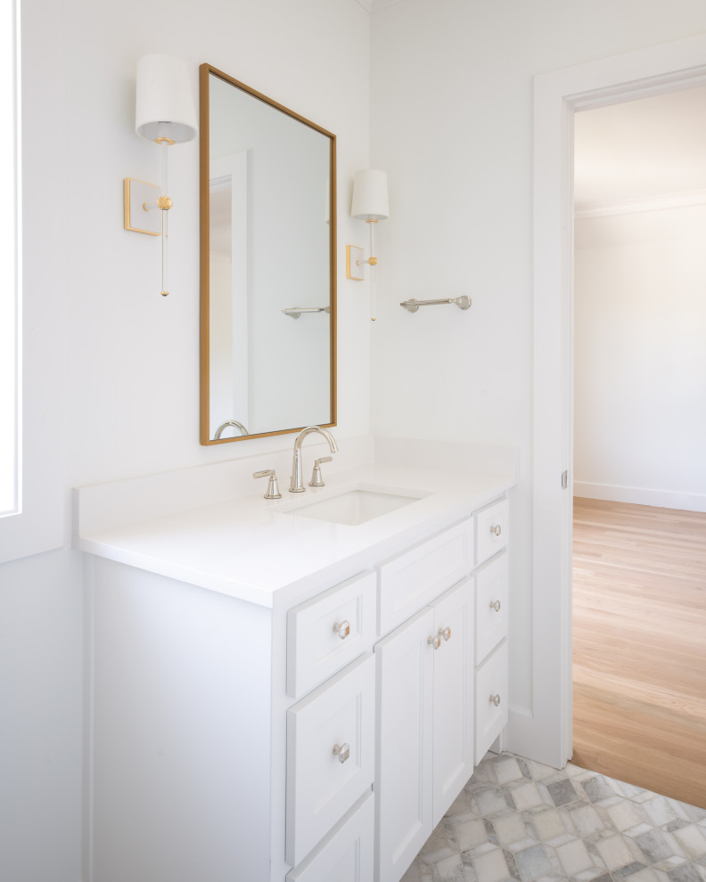 Пример оригинального дизайна: большая детская ванная комната в стиле неоклассика (современная классика) с фасадами островного типа, светлыми деревянными фасадами, ванной в нише, душем над ванной, унитазом-моноблоком, белой плиткой, мраморной плиткой, белыми стенами, мраморным полом, врезной раковиной, мраморной столешницей, белым полом, шторкой для ванной, белой столешницей, сиденьем для душа, тумбой под одну раковину, встроенной тумбой и кессонным потолком