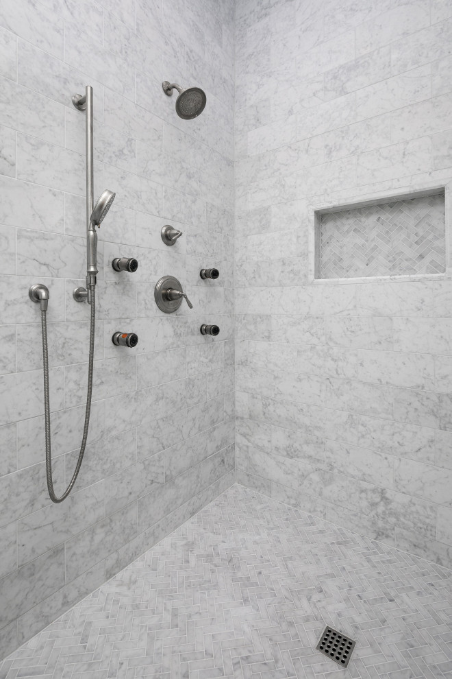 Стильный дизайн: главная ванная комната в современном стиле с встроенной тумбой - последний тренд
