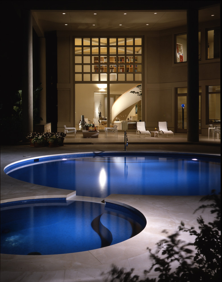 This is an example of a contemporary round pool in Chicago.