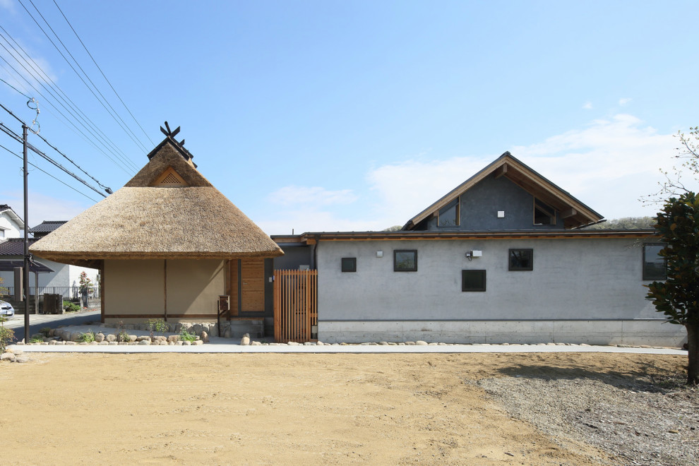 Immagine della villa piccola etnica a un piano con rivestimento in legno e pannelli e listelle di legno