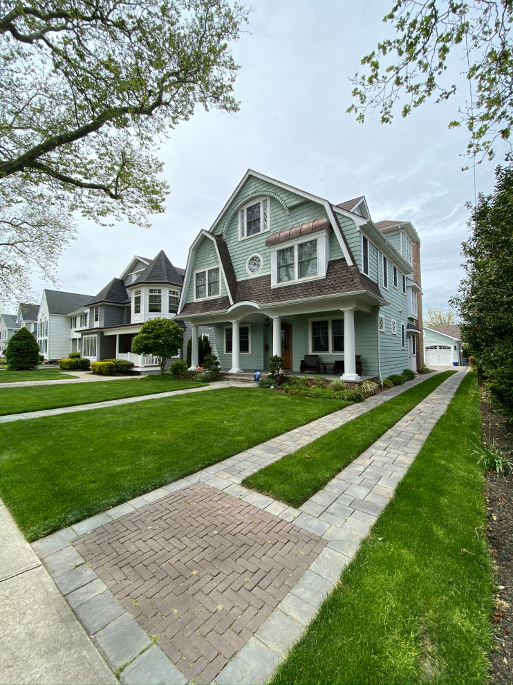Inspiration for a traditional front yard driveway in New York with with lawn edging.