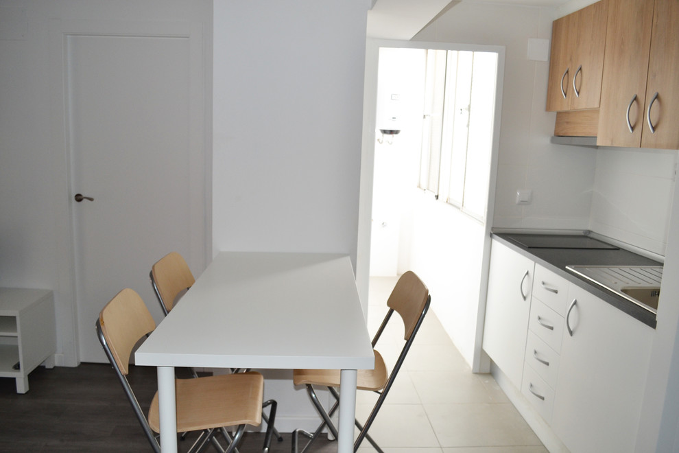 Foto de comedor de cocina tradicional renovado pequeño sin chimenea con suelo de baldosas de cerámica y paredes blancas